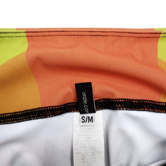 Onzie Graphic Leggings in Geometric Triangles - Picture 6 of 9